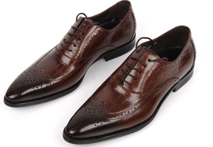 Pulitura e colore originale a scarpe in pelle.